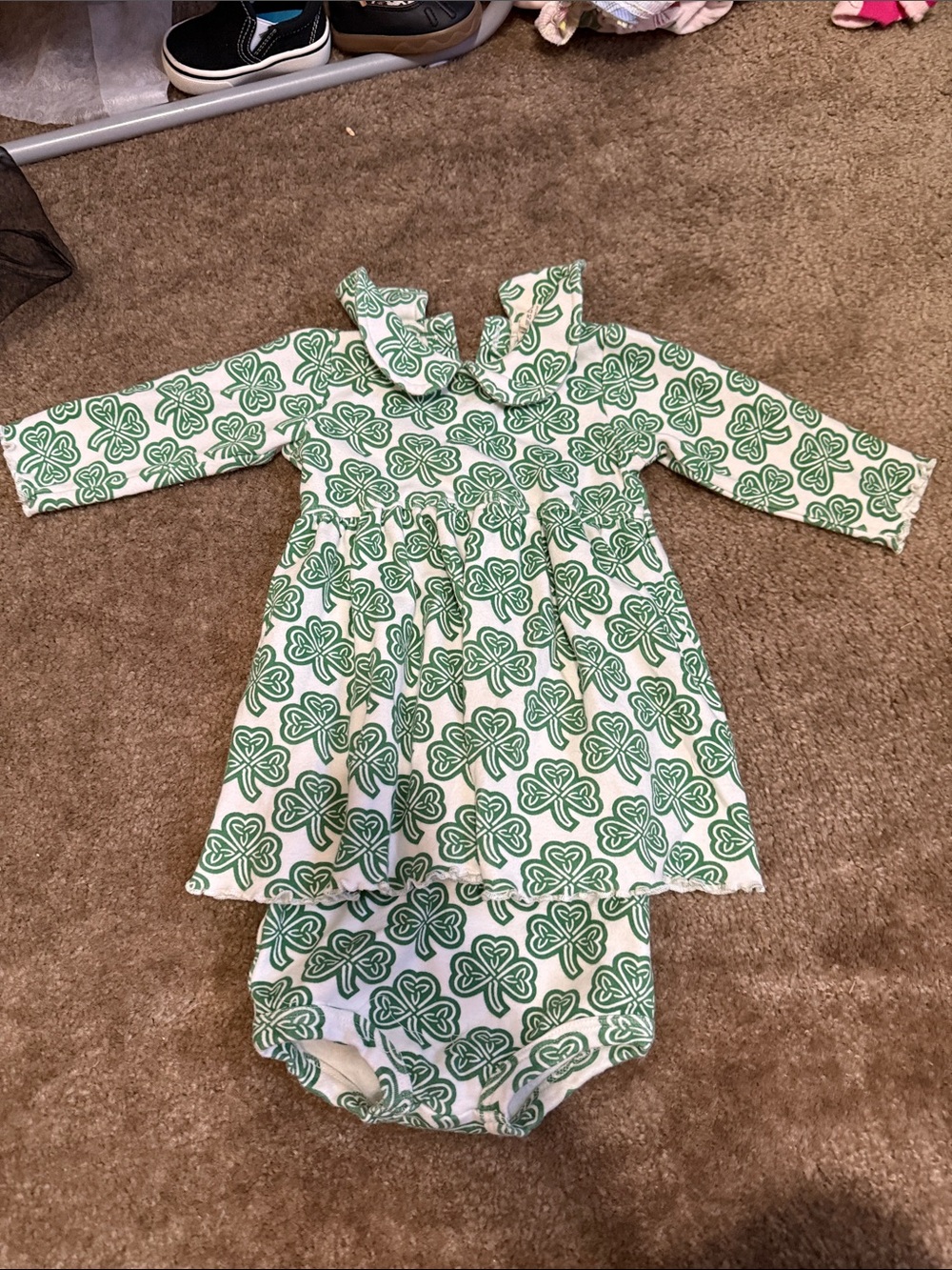 kate quinn Green and White Clover Print Matching Set